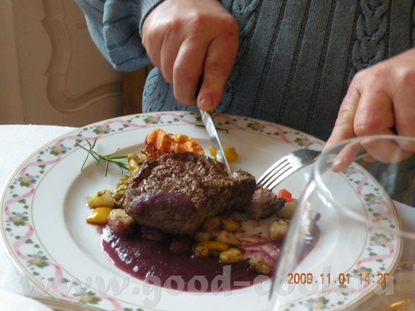Потом принесли обед, который состоял из стека с овощами с гриля, рыбы запеченой в соли,кому то карт... - 2