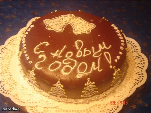 Девочки, вы все такую красоту напекли на новый год, что мне стыдно выставлять свой простенький торт...