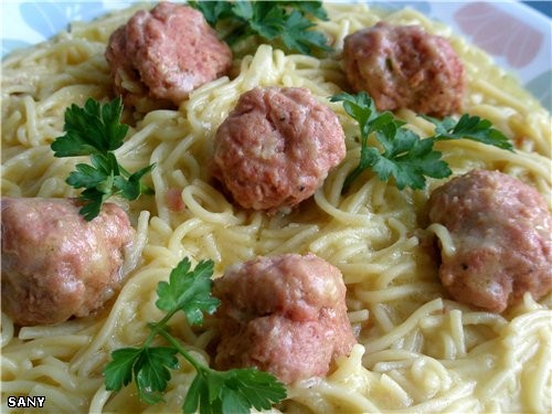 ШВЕЙЦАРСКИЕ КУРИНЫЕ ШАРИКИ В СОУСЕ Для шариков: 500 г куриного фарша 1 маленькая луковица 1 зубочек...