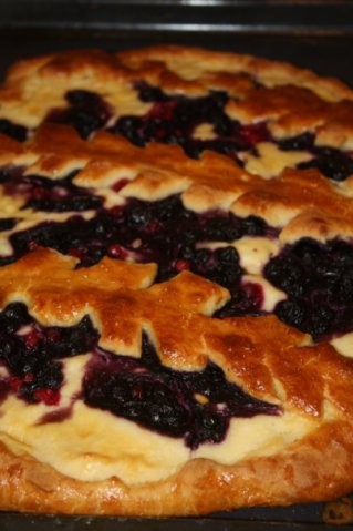 У нас на полдник скромный пирог с творогом и чернкой