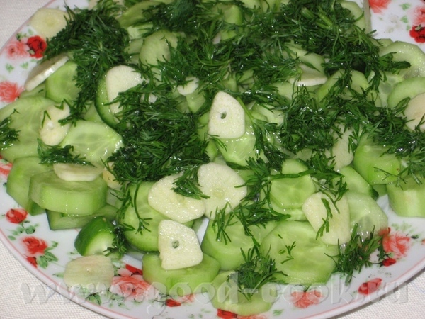 И снова пятничный ужин: Хумус (покупной) Помидорный салат Просто огурцы с зеленью - 4