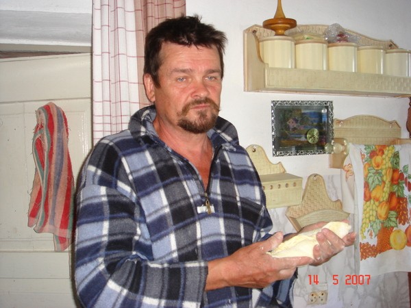 Это мой папулик - великий юморист - кулинар , лепит свои фирменные пирожки