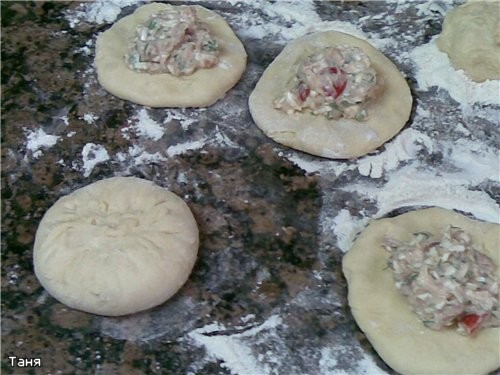 Булочки с тунцом,сыром и помидорами Эти булочки лучше делать из дрожжевого или песочного теста,но,т... - 2