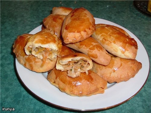 Пирожки с куриной грудкой и тушеной капустой