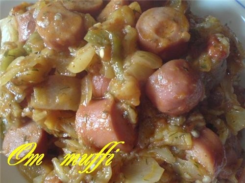 Очень быстро и вкусно САЛЯНКА С БАКЛАЖАНАМИ И СОСИСКАМИ Приготовление: Капусту белокачанную, баклаж... - 2