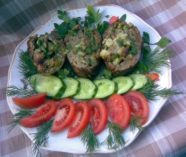 МЯСНОЙ РУЛЕТ С ЗЕЛЕНЬЮ И КОРНИШОНАМИ Понадобится для двух небольших рулетов: Фарш 600г (у меня из г...