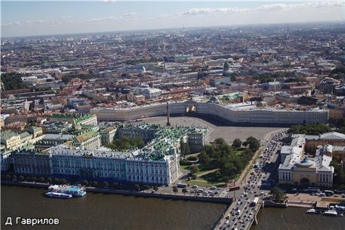 На переднем плане - Зимний дворец, правее Дврцовый мост, в глубине (в центре фото) здание Гланого ш...