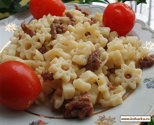 А у нас сегодня макароны с фаршем, который я пожарила с репчатым луком