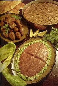 Вот нашла картинку, на ней показаны: киббе б сание( круглая запеканка ); киббе в виде маленьких фар...