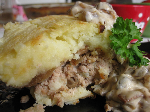 Картофельная запеканка из пюре с мясом и грибами