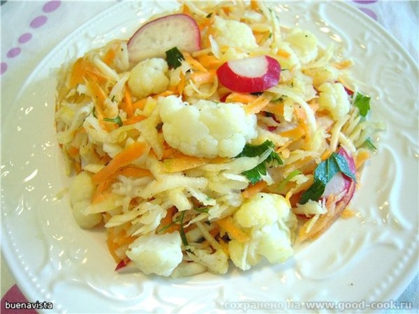 Салат из цветной капусты, сельдерея, редиса и моркови