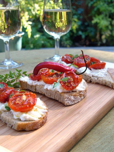 Можно приготовить с печеными помидорами замечательный и вкусный ланч