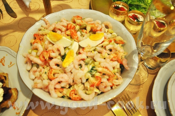 «Оливье» с копчёной курицей и раками Тёплый салат с цуккини, морковью и горохом нут