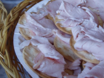 Просто крекерсы с копченой куринной грудкой Салат,овощной (помидор,огурец,кукуруза,кинза,горох нут,...