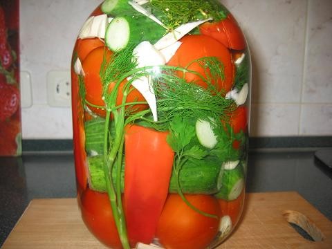 Маринованное ассорти из помидоров и огурцов