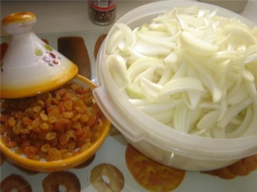 Продолжаем обжаривать курицу с луком иногда помешивая минут 5-7 - 3
