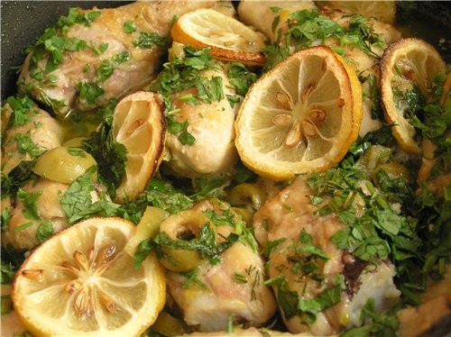 Куриные голени с оливками, каперсами и запеченными лимонами
