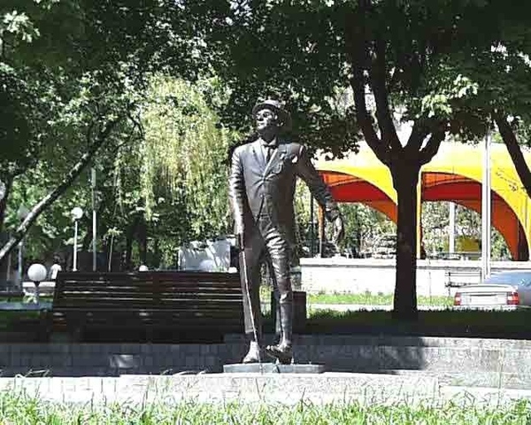 Памятник Проне Прокоповне и Свириду Голохвастову Памятник Паниковскому - 2