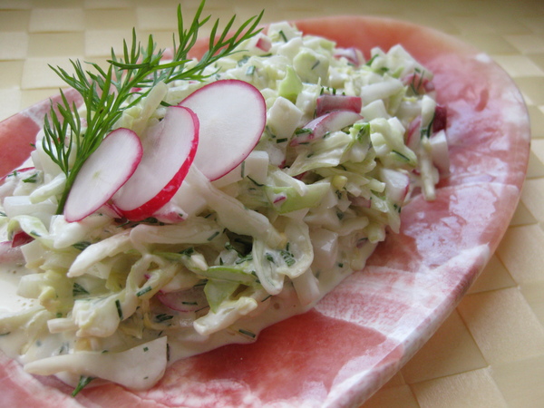 Капустный салат с редисом и яйцом