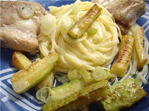 ЛАПША С ЖАРЕНЫМИ КАБАЧКАМИ И РЕБРЫШКАМИ Кол-во продуктов произвольное