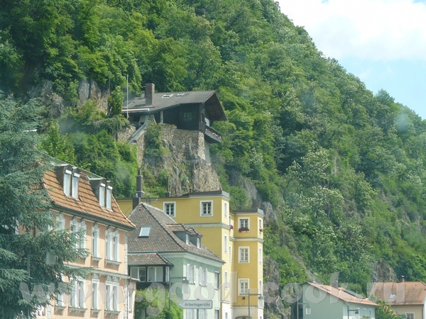 Это вид из машины по дороге в Баварский лес, в Пассау, дом на или даже в скале