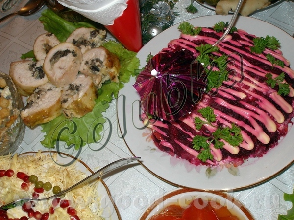 Тут салатик "Шубка" и слева видны рулетики из куриной грудки с грибочками (рецептик здешний от Ирин...