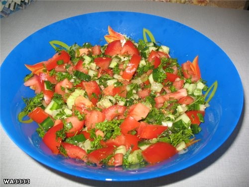 У нас были сегодня: курочка с картошкой, запеченные в горшочках салатик из помидоров и огурцов с зе... - 2