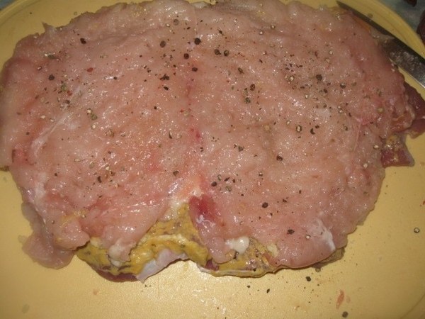 Говяжий пласт мяса солим, перчим и смазываем обильно готовой горчицей - 4