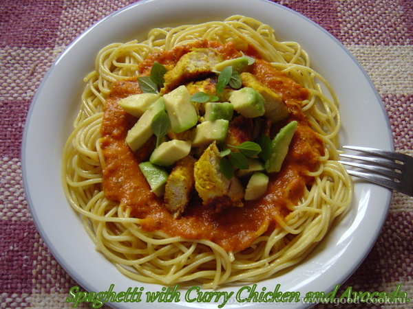Spaghetti with Curry Chicken and Avocado. (     .)