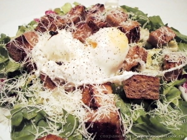Салат с яйцами пашот и теплым соусом