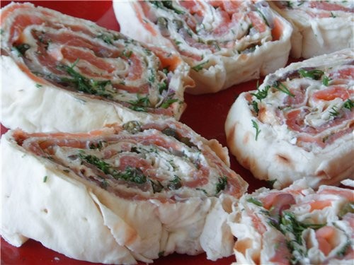 Необыкновенно вкусный рулет, в котором сливочный вкус крем сыра подчеркивает вкус копченого лосося,...