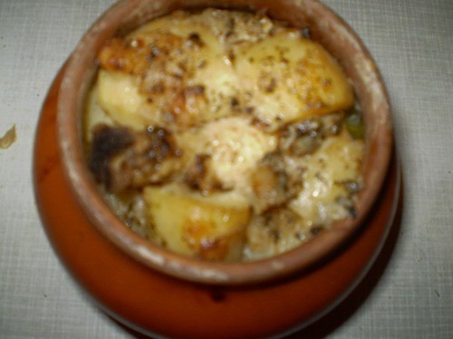 Картошка с куриной ножкой в горшочке