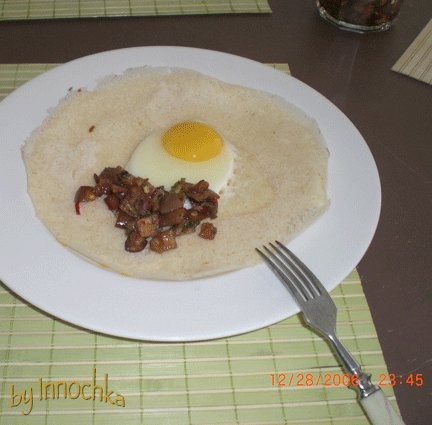 А у нас на завтрак были еггхопперс (не знаю как перевесьти, ето тоненькие и хрустящие рисовые блинч...
