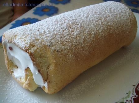 Рулет с красной смородиной