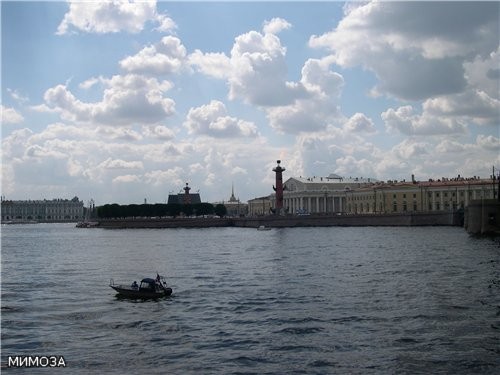 На Ростральных колоннах были зажжены факелы