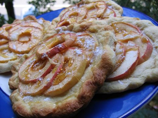 салат из макарон и маринованных грибов яблочные пирожные и делала баклажанную икру,по сценарию каба... - 2