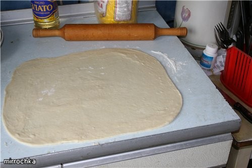 Тесто на Пиццу: 200 грамм муки (правда я ложу до тех пор пока не перестанет прилипать к рукам) 1 ча... - 2