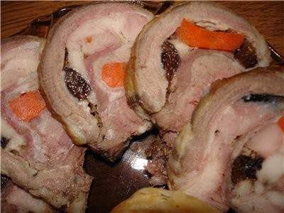 СВИННОЙ РУЛЕТ С КУРИЦЕЙ И ЧЕРНОСЛИВОМ Кусок свинной вырезки отбить (через целофан), посолить, попер...