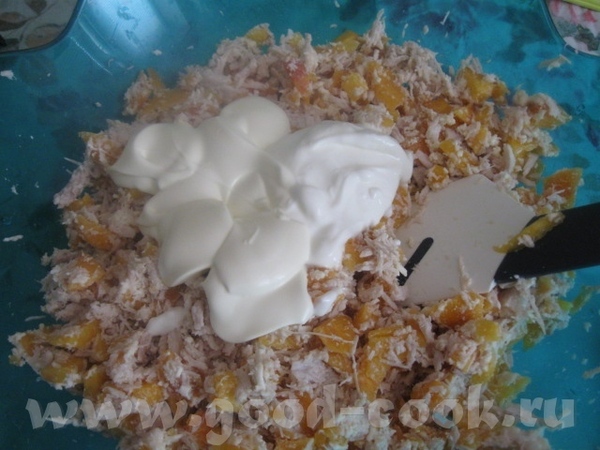 Добавляем брынзу к мясу с персиками и перемешиваем - 3