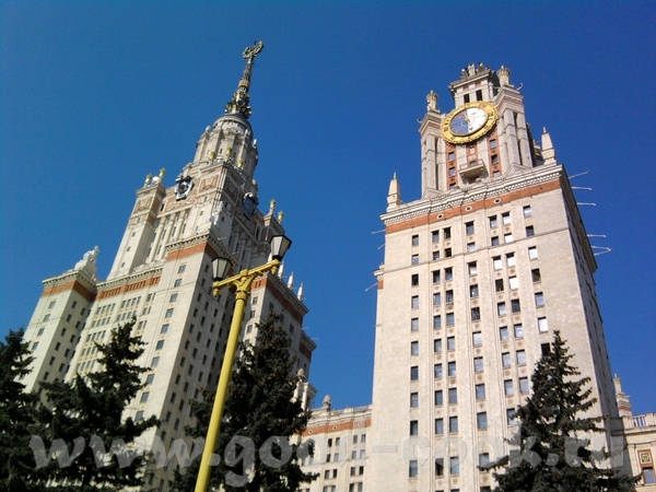 Это изразцовые переходы между корпусами главного здания: На фасадах здания в цокольных башенках рас... - 2