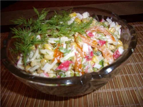 Мы ужинали вкусным салатиком с кальмаров и овощей