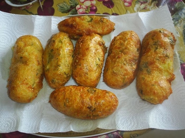 Царские зразы(почти как пирожки) отварить 4 картошки,натереть на тёрке,добавить 1 яйцо,соль,перец