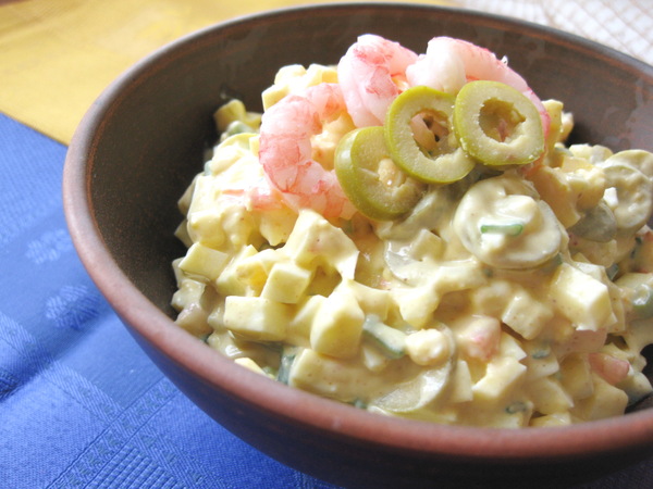 Яичный салат с креветками и оливками