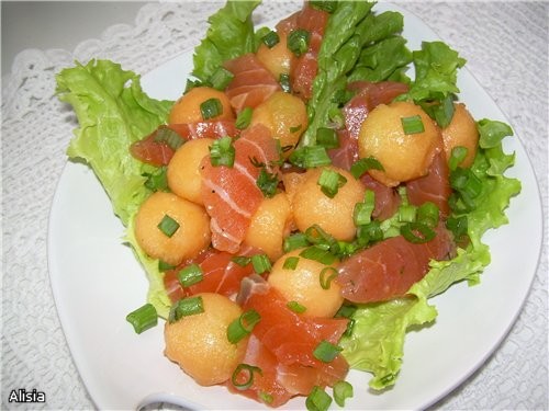 САЛАТ С ДЫНЕЙ И ЛОСОСЕМ Булочки с чесноком и розмарином BAGELS (бублики) GRAVLAX/СОЛЁНЫЙ ЛОСОСЬ гам...
