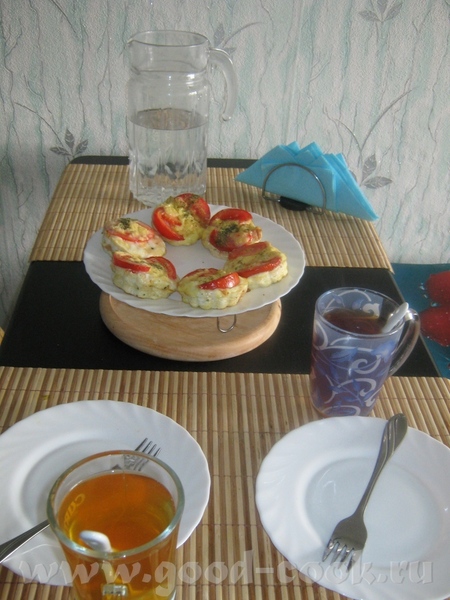 Просто яичница с сыром, грибным соусом, гренками и помидором, запеченая вч духовке