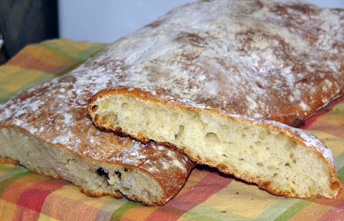 Хлеб должен получится с плотной и хрустящей корочкой, а внутри мягкий, плотный и дырчатый