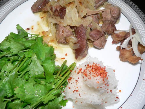 Можно просто мяса пожарить с луком + какая- нибудь трава т