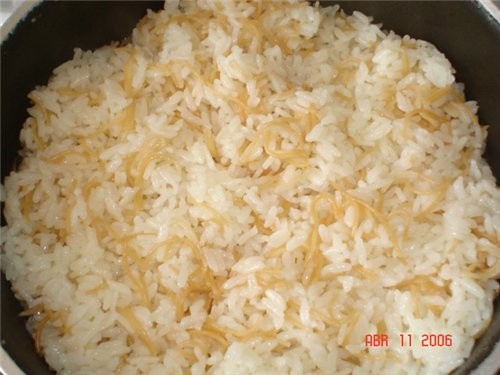 Вот так Тётя разложила мясо на баклажаны: вот рис ещё в кастрюле: А вчера ещё сделала баклажанною и... - 2