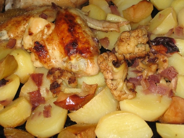 Курица с цветной капустой и сливами