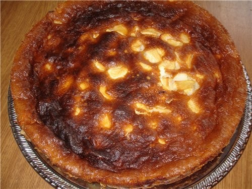 ШАРЛОТКА 5 яиц, 1 ст сахара, 2 ст л сметаны, яблоки, 1 уп разрыхлителя, мука